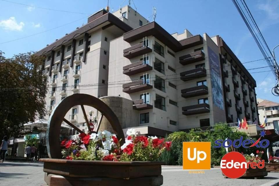 Hotel Rapsodia City Center Botoşani Buitenkant foto