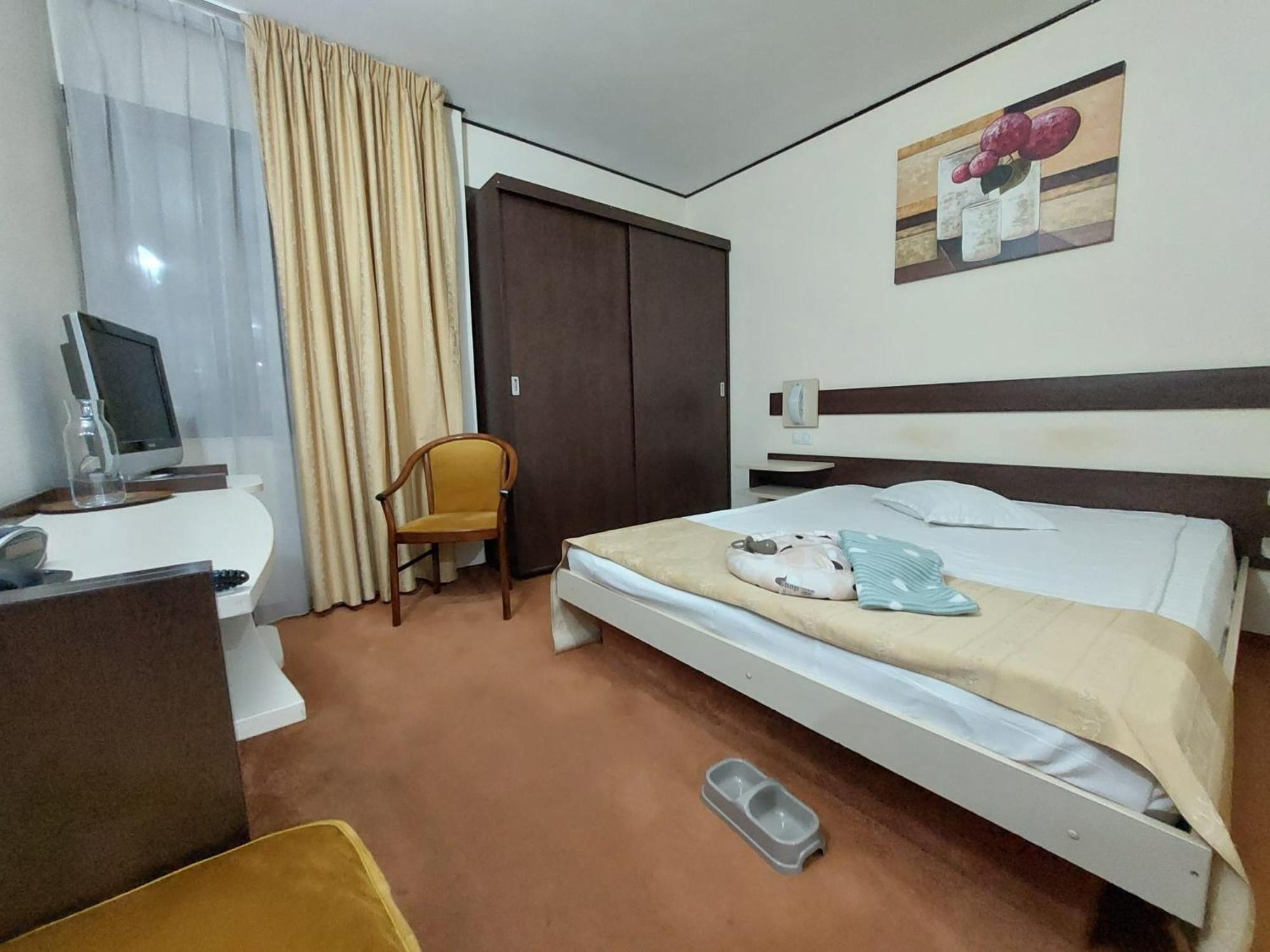 Hotel Rapsodia City Center Botoşani Buitenkant foto