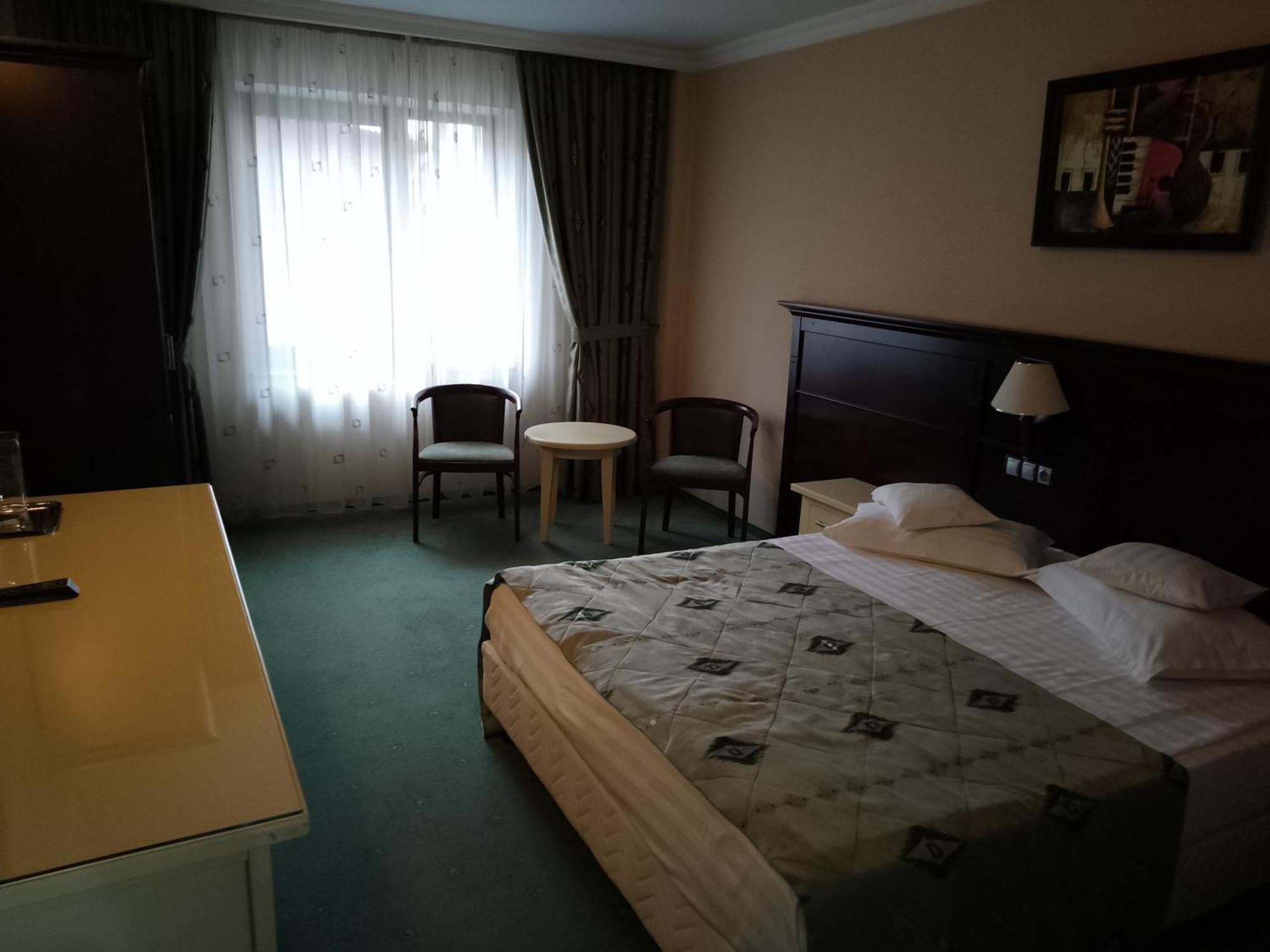Hotel Rapsodia City Center Botoşani Buitenkant foto