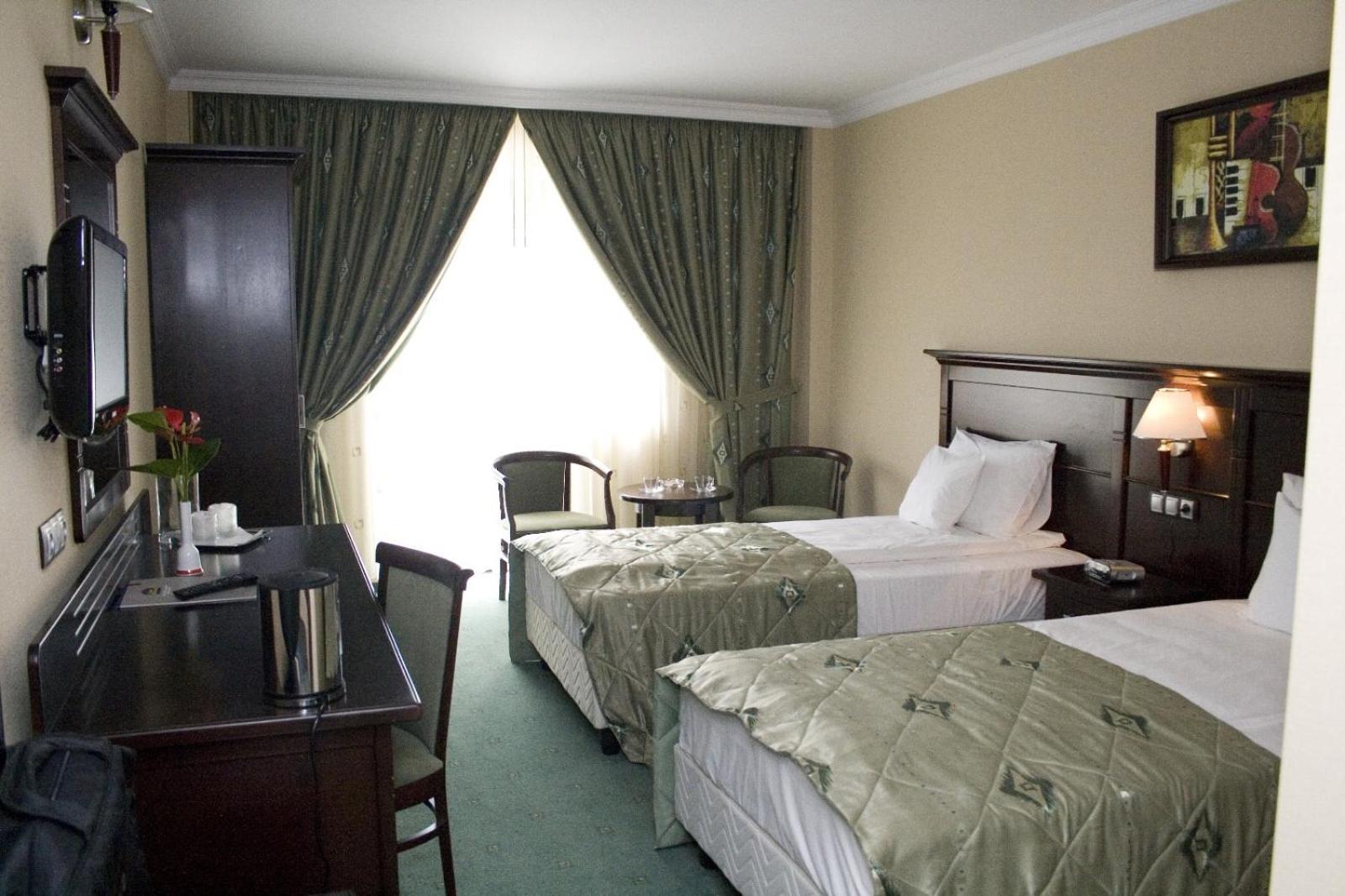 Hotel Rapsodia City Center Botoşani Buitenkant foto