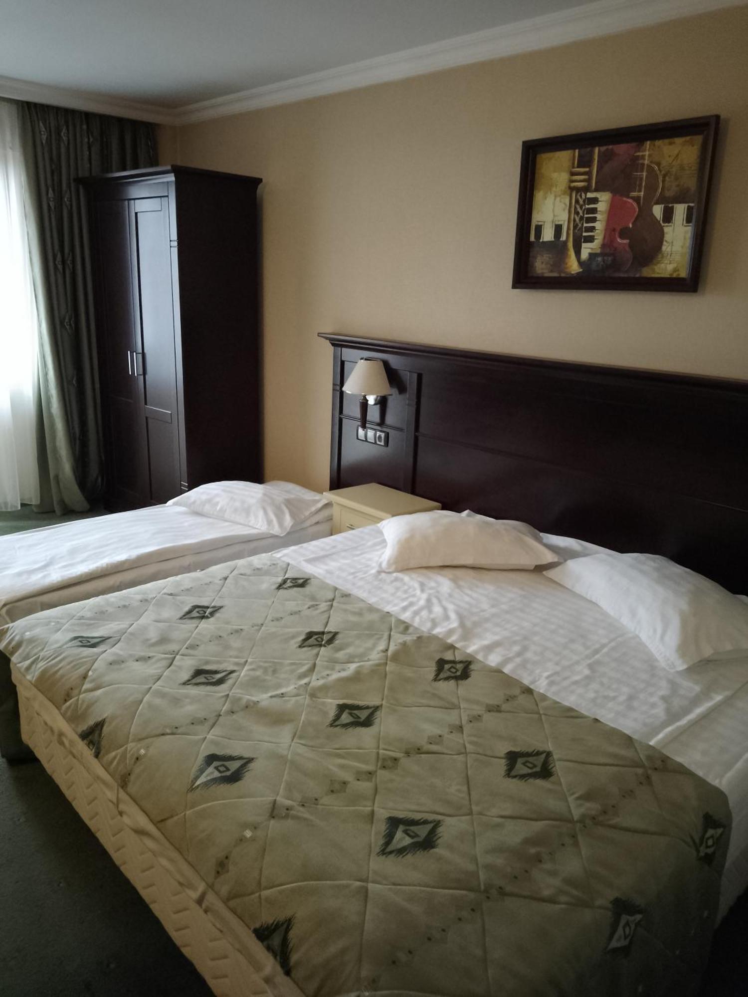 Hotel Rapsodia City Center Botoşani Buitenkant foto
