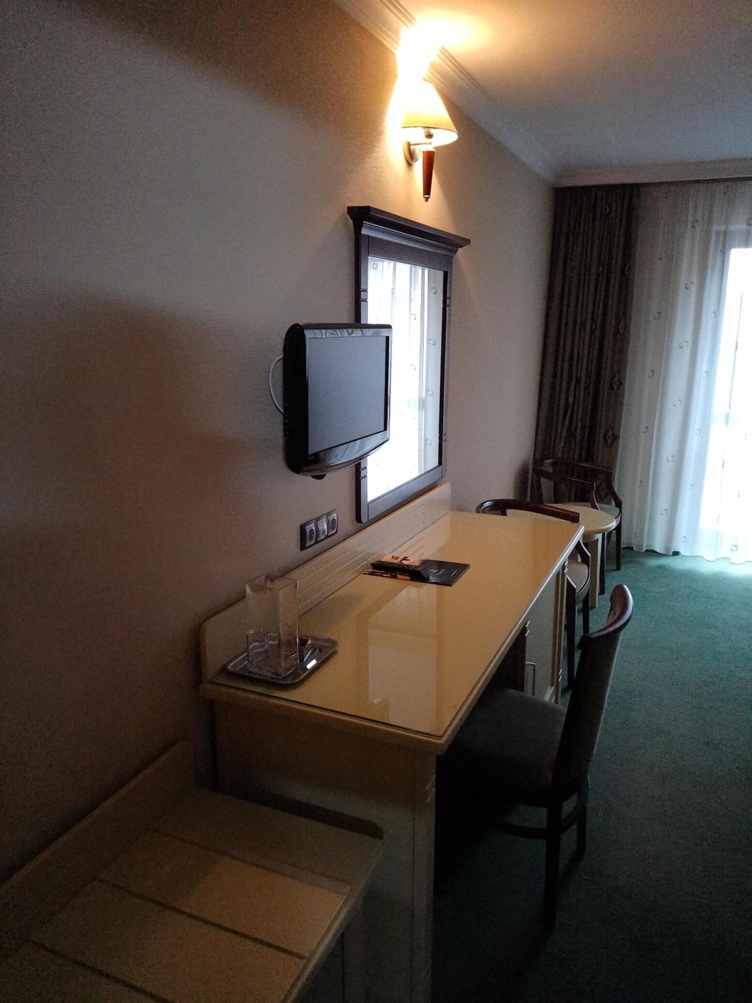 Hotel Rapsodia City Center Botoşani Buitenkant foto