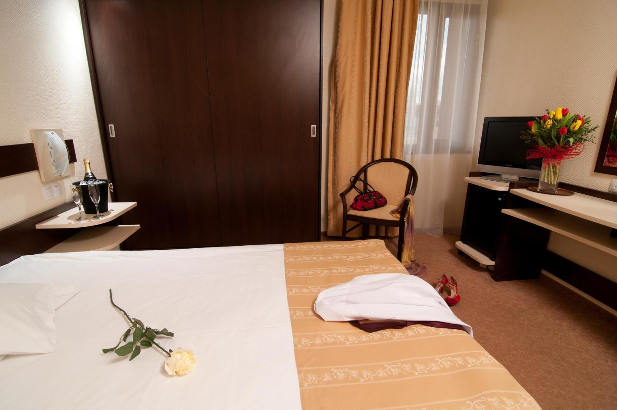 Hotel Rapsodia City Center Botoşani Buitenkant foto