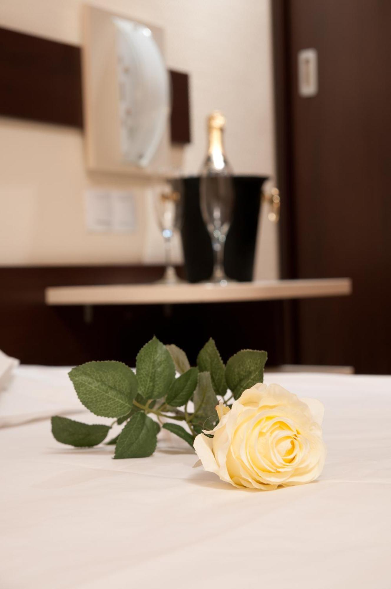 Hotel Rapsodia City Center Botoşani Buitenkant foto