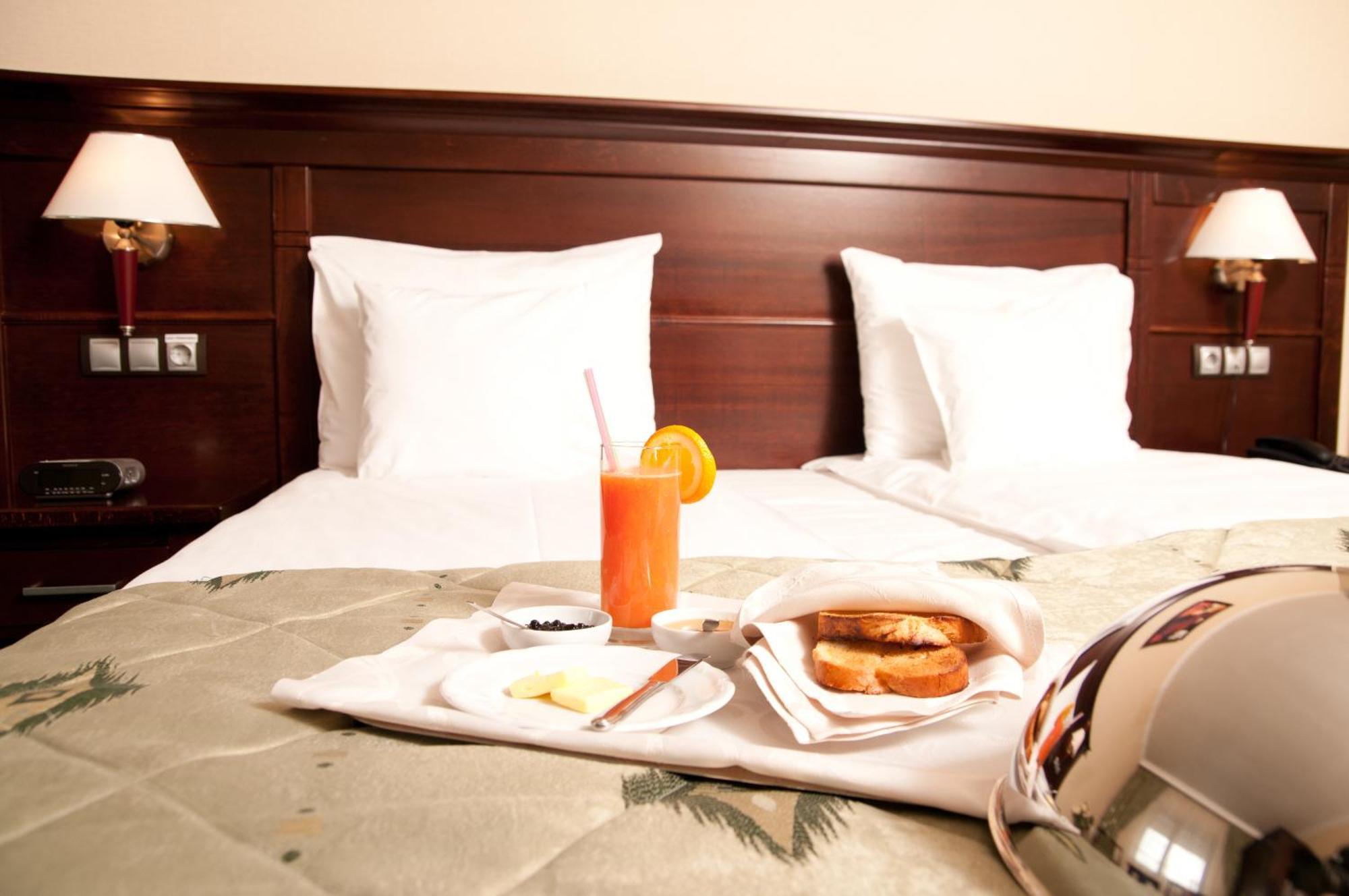Hotel Rapsodia City Center Botoşani Buitenkant foto