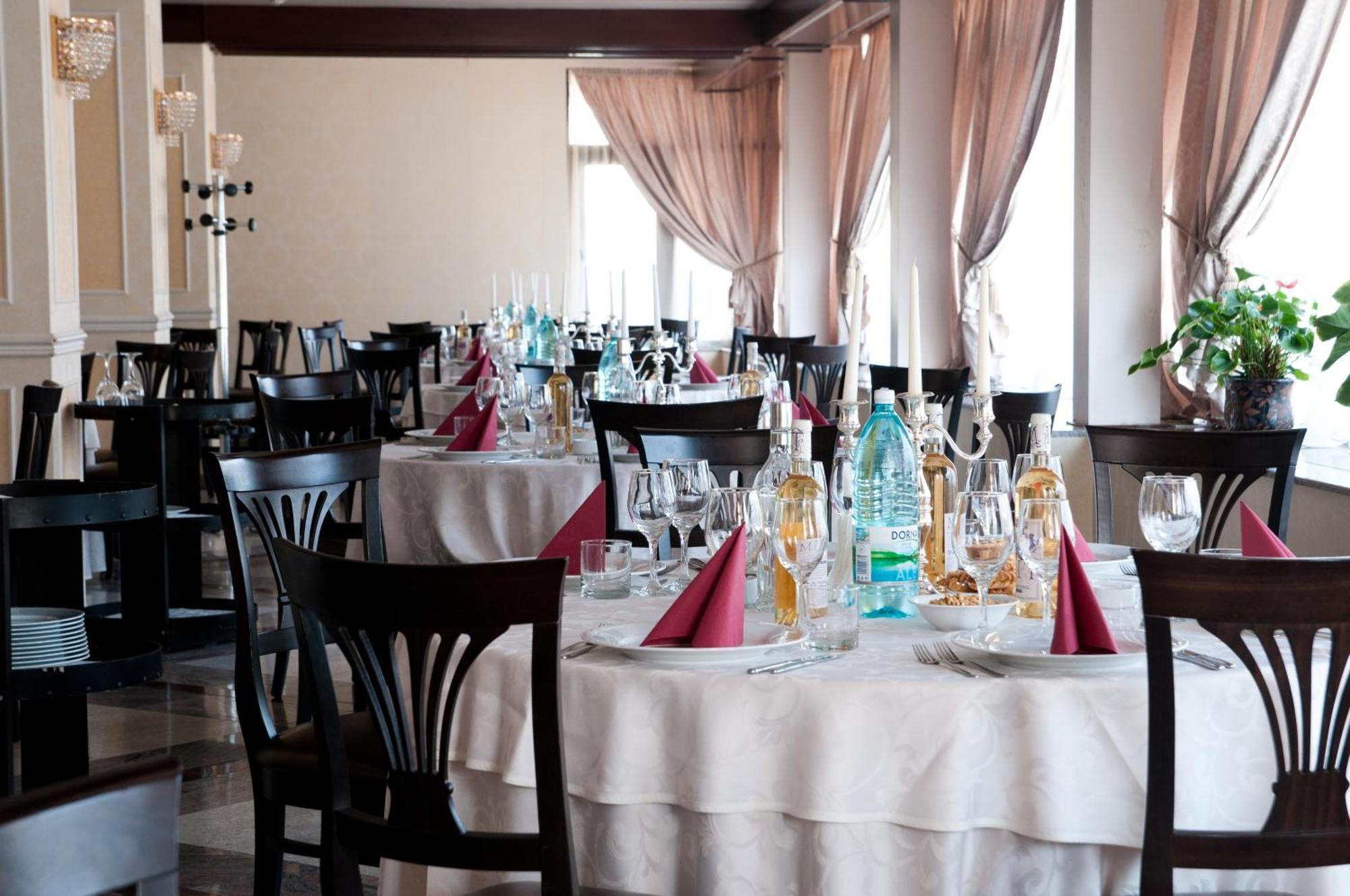 Hotel Rapsodia City Center Botoşani Buitenkant foto
