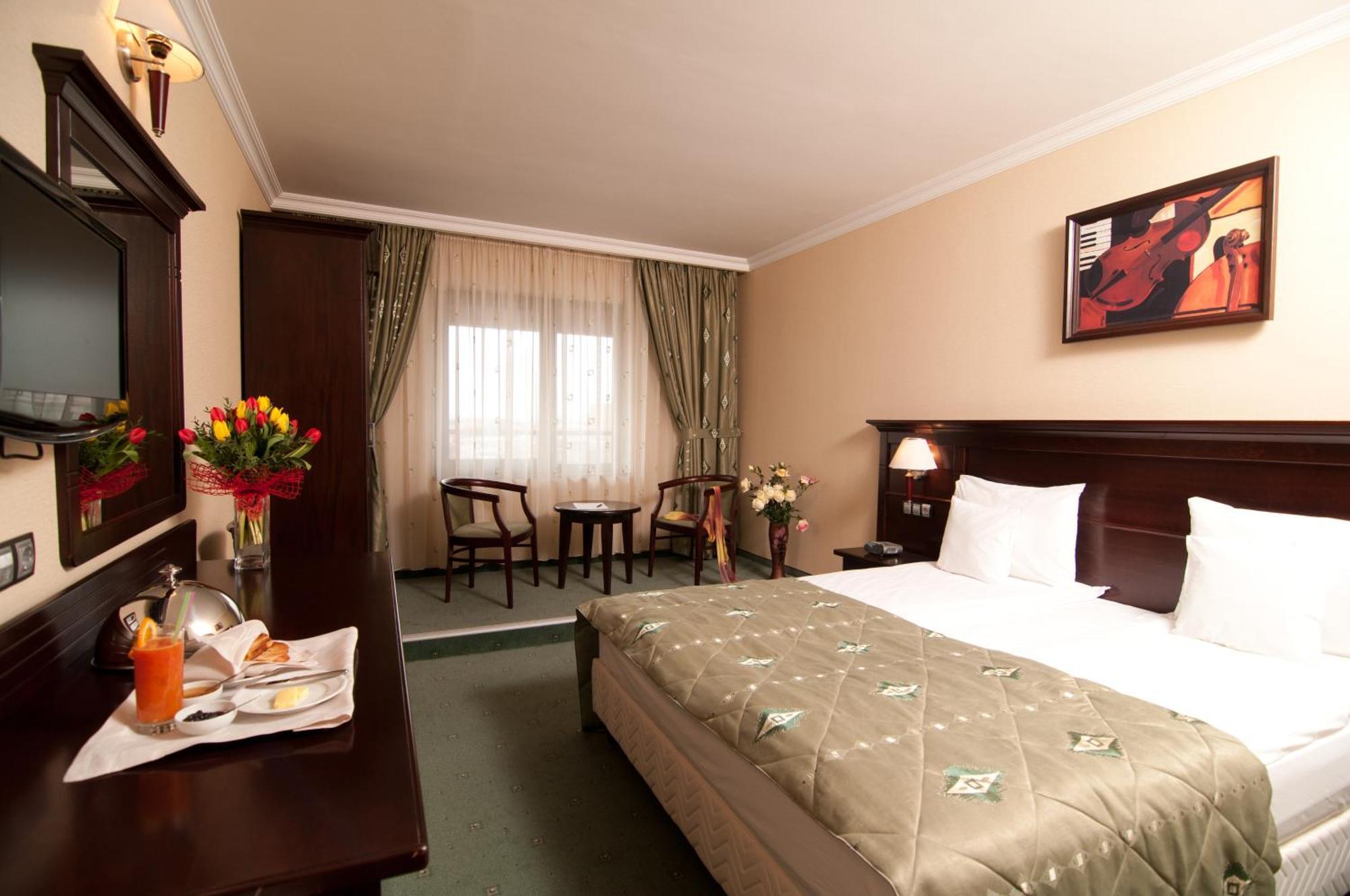 Hotel Rapsodia City Center Botoşani Buitenkant foto