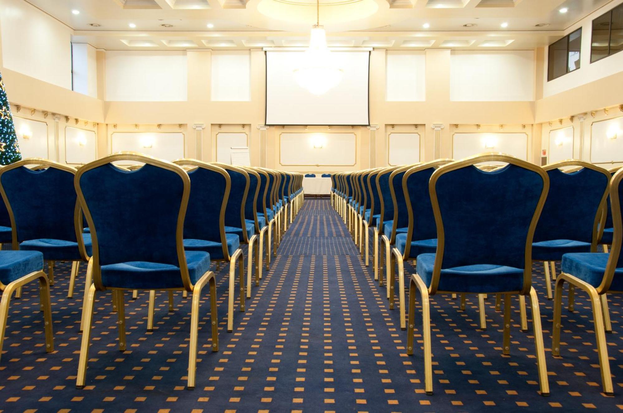 Hotel Rapsodia City Center Botoşani Buitenkant foto