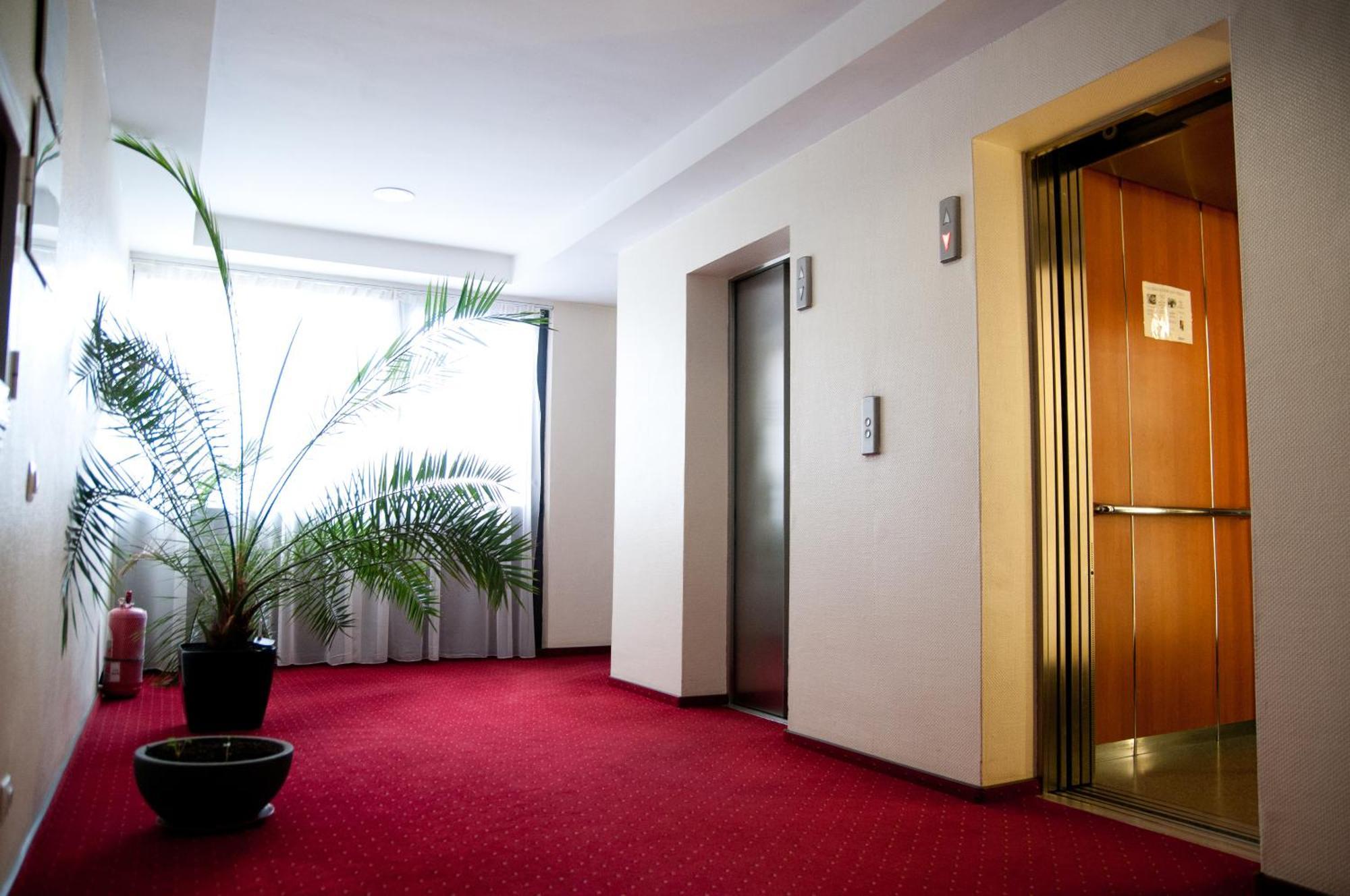 Hotel Rapsodia City Center Botoşani Buitenkant foto