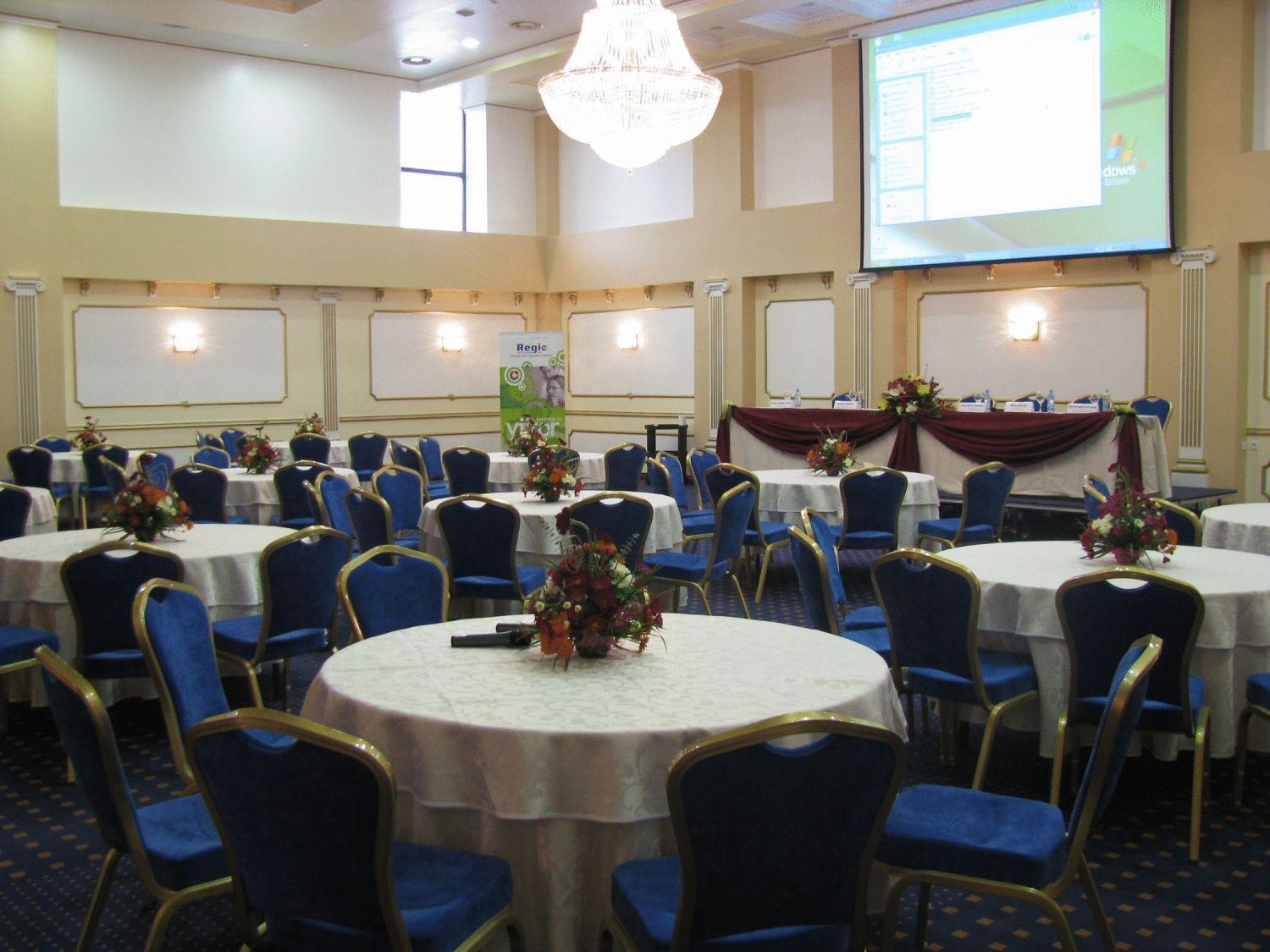 Hotel Rapsodia City Center Botoşani Buitenkant foto