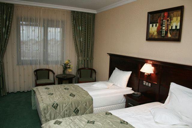 Hotel Rapsodia City Center Botoşani Buitenkant foto