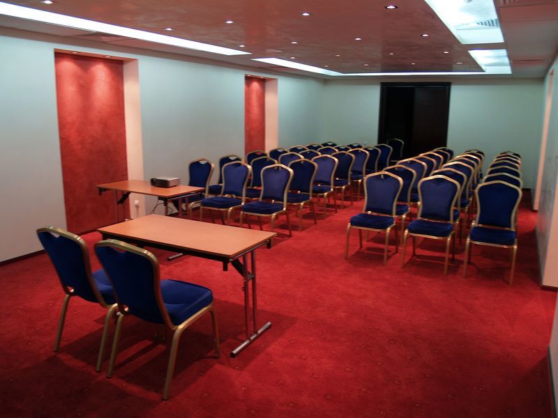 Hotel Rapsodia City Center Botoşani Buitenkant foto
