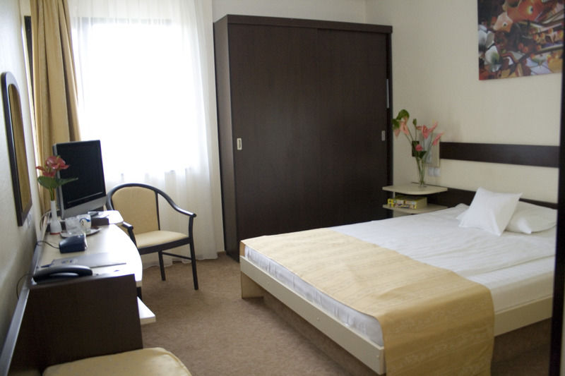 Hotel Rapsodia City Center Botoşani Buitenkant foto
