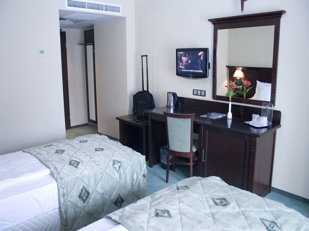 Hotel Rapsodia City Center Botoşani Buitenkant foto