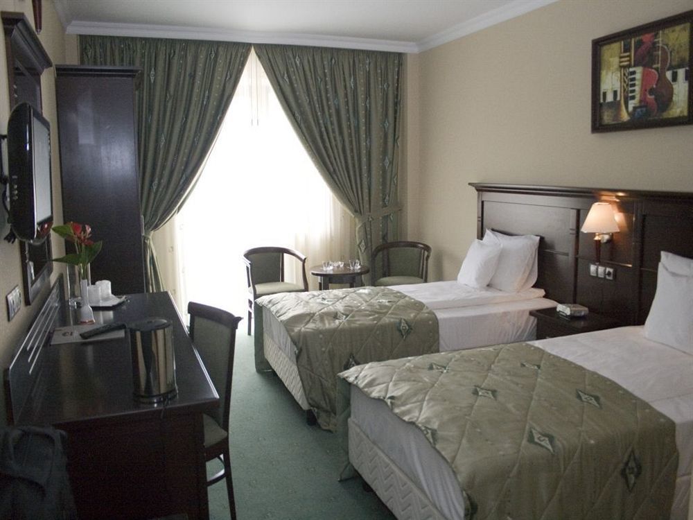 Hotel Rapsodia City Center Botoşani Buitenkant foto