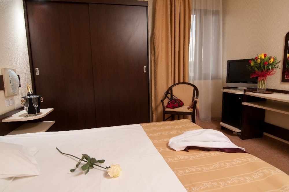 Hotel Rapsodia City Center Botoşani Buitenkant foto
