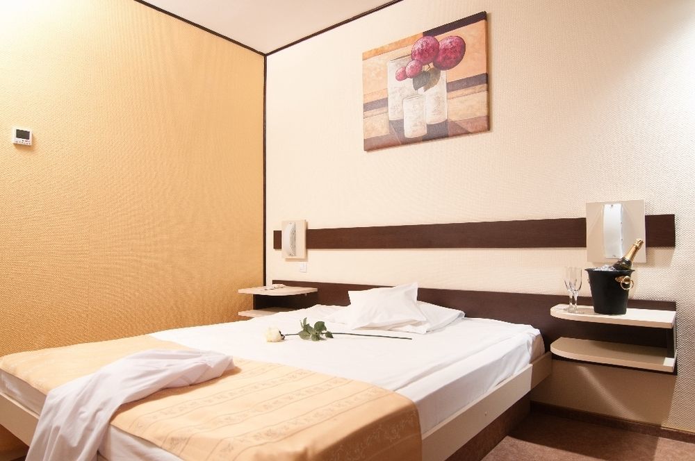 Hotel Rapsodia City Center Botoşani Buitenkant foto