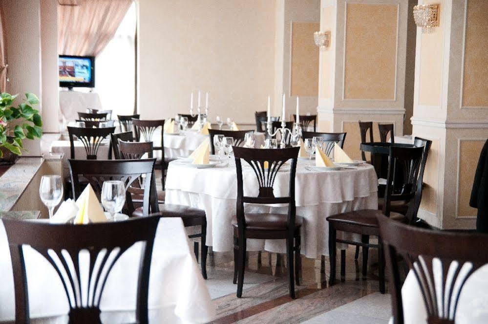 Hotel Rapsodia City Center Botoşani Buitenkant foto