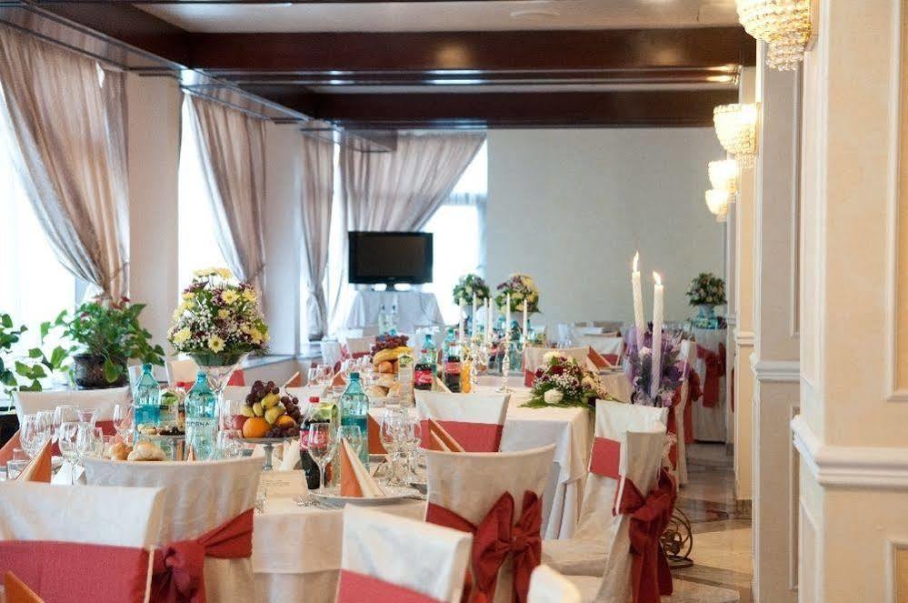 Hotel Rapsodia City Center Botoşani Buitenkant foto