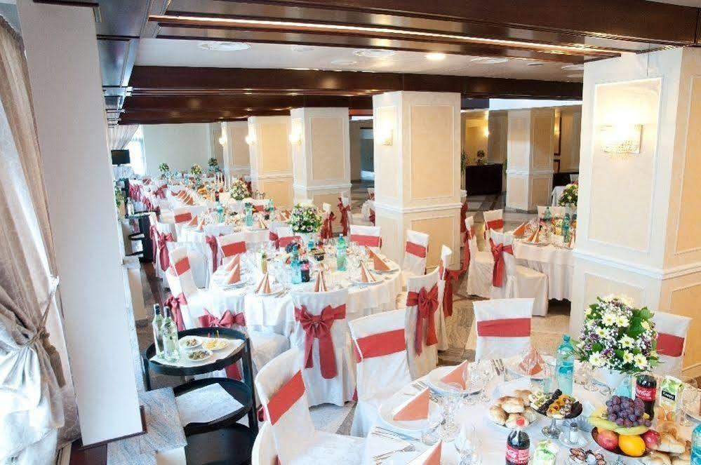 Hotel Rapsodia City Center Botoşani Buitenkant foto