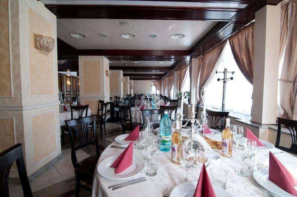 Hotel Rapsodia City Center Botoşani Buitenkant foto