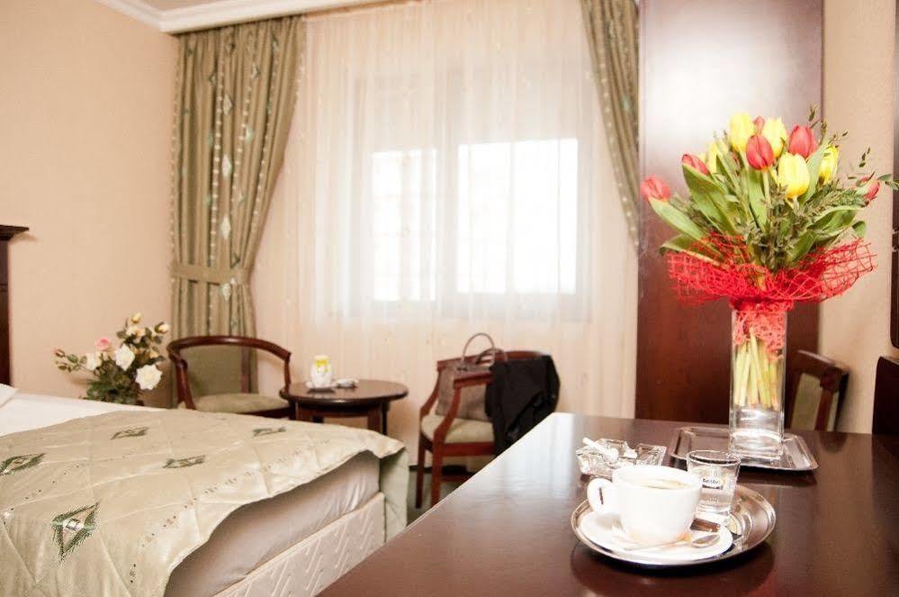 Hotel Rapsodia City Center Botoşani Buitenkant foto