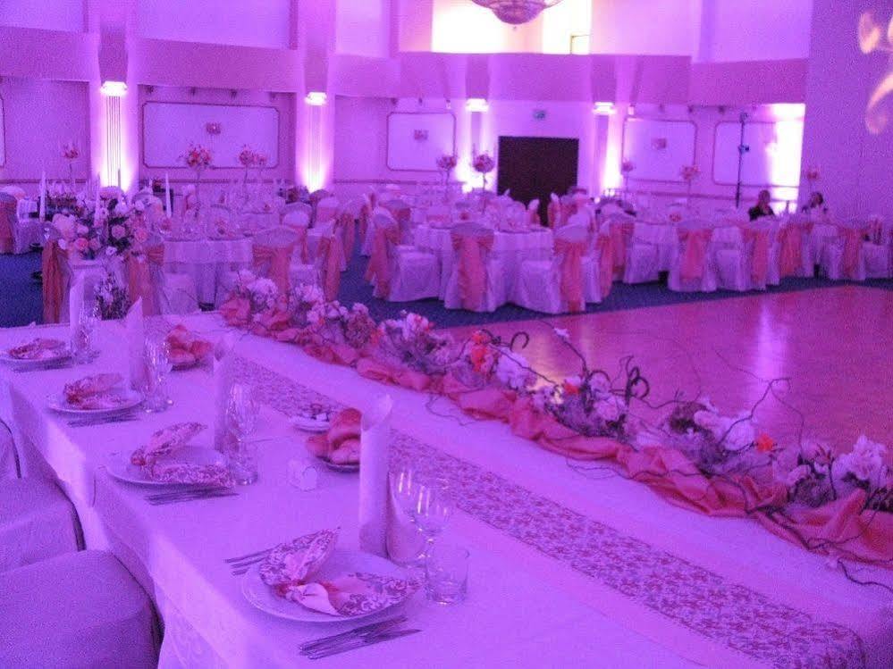 Hotel Rapsodia City Center Botoşani Buitenkant foto