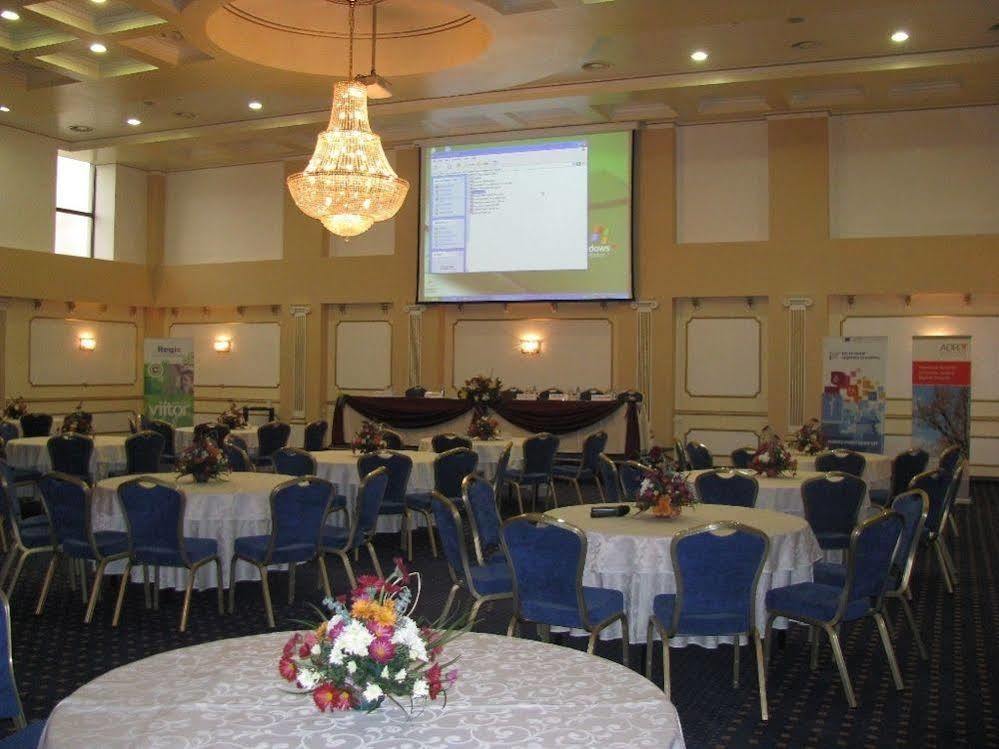 Hotel Rapsodia City Center Botoşani Buitenkant foto