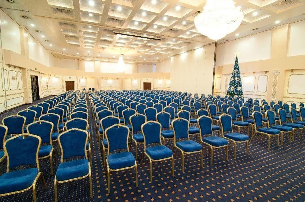 Hotel Rapsodia City Center Botoşani Buitenkant foto