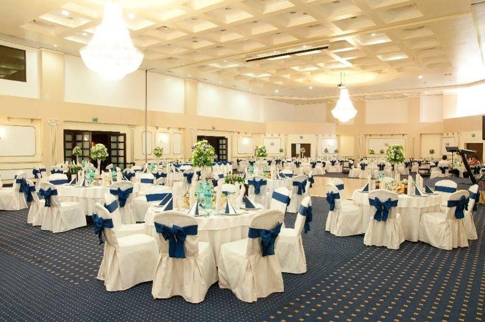 Hotel Rapsodia City Center Botoşani Buitenkant foto