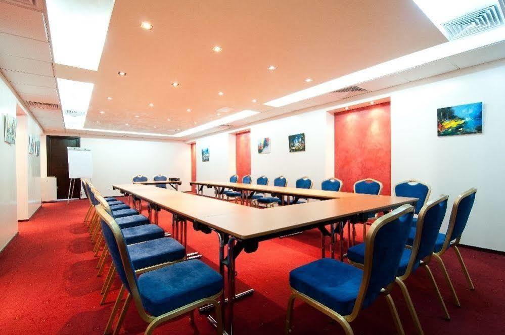 Hotel Rapsodia City Center Botoşani Buitenkant foto