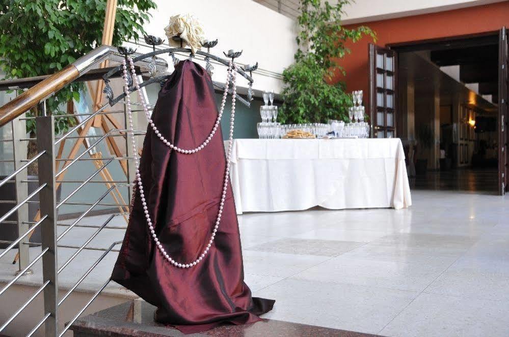 Hotel Rapsodia City Center Botoşani Buitenkant foto